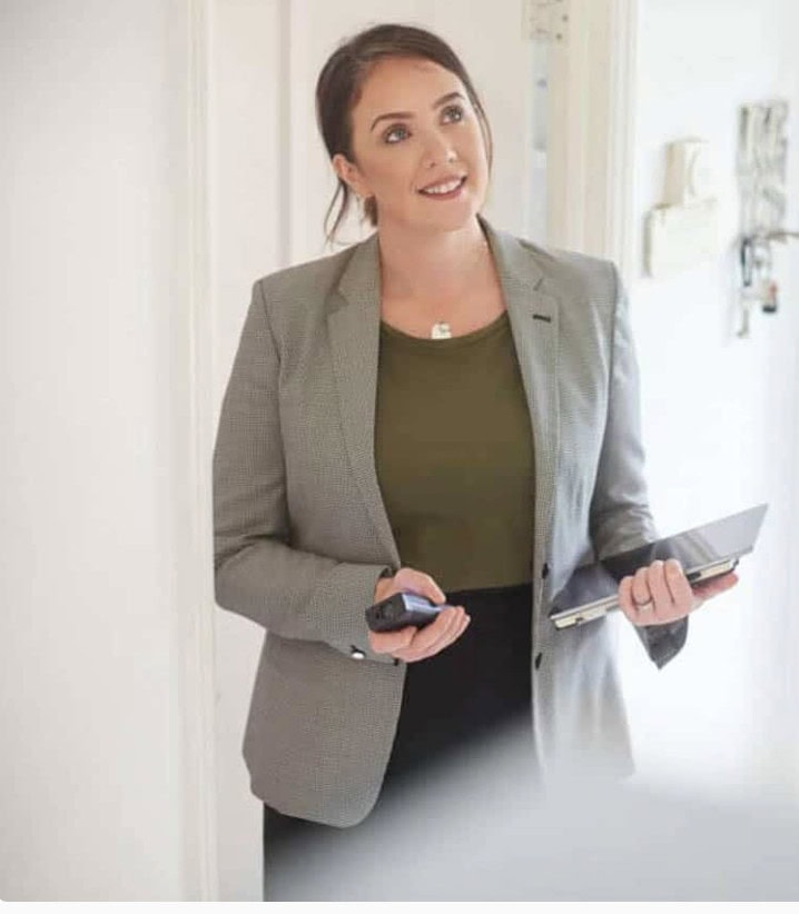 Conseillère accompagnant un client dans la préparation de son déménagement